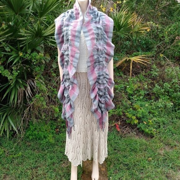 NWOT Gorgeous Bunched Gray & Pink Plaid Scarf Wrap with Fringe - Picture 7 of 7
